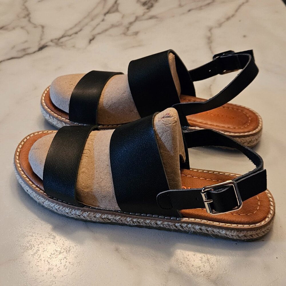 NWOT NEW Emmshu  Black flat  sandals